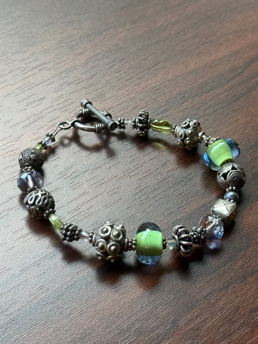 Quirky Y2K Green Glass and Silver Tone Art Fair Bracelet
